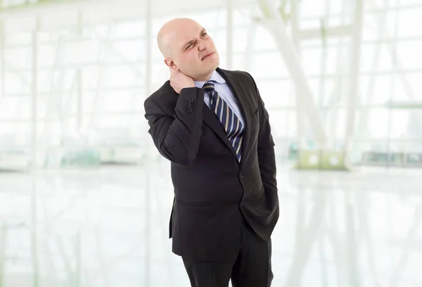 Geschäftsmann mit starken Rückenschmerzen im Büro — Stockfoto