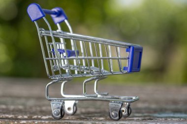 küçük alışveriş sepeti, ahşap bir masa stüdyo resmi