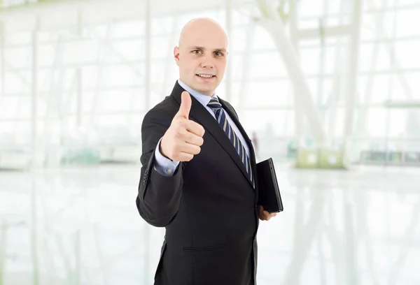 Гордый бизнесмен с планшетным ПК собирается большой палец вверх, в офисе — стоковое фото