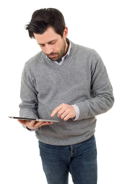 Homem casual olhando para o seu PC tablet, isolado — Fotografia de Stock