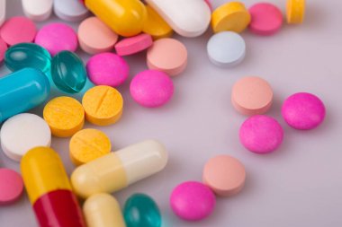 farklı tabletler haplar kapsül yığınları karışık terapi ilaçları