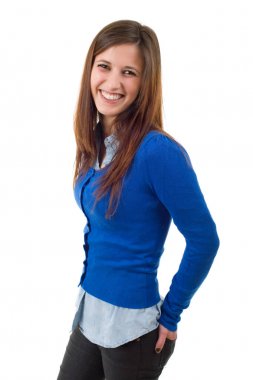 Genç, sıradan, güzel bir kadın, beyazlar içinde.