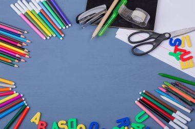 Mavi ahşap arka planda okul konseptine dönelim.