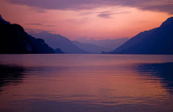 Lago suizo al atardecer en Brienz, Suiza — Foto de Stock