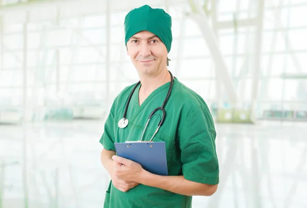 Feliz médico masculino en el hospital — Foto de Stock