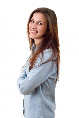 Genç, sıradan, güzel bir kadın, beyazlar içinde.