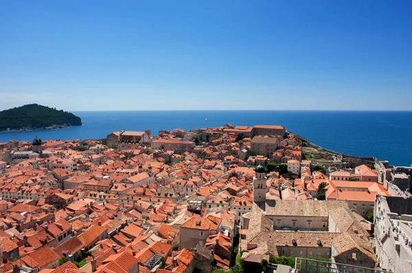 Blick auf alte Kirchen und historische Gebäude von Dubrovnik, Kroatien — Stockfoto