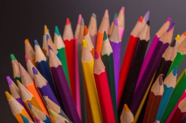 Koyu arkaplanda, ahşap renkli kalemler.