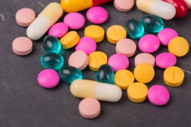farklı tabletler haplar kapsül yığınları karışık terapi ilaçları