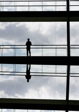 Bir modern ofis binası iç bir işadamı görünümünü siluet