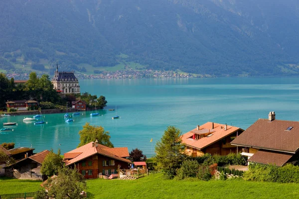 ユングフラウ地方のアルパイン湖ブリエンツは、スイスのイセルトヴァルトから見た — ストック写真