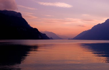 İsviçre, Brienz 'de gün batımında İsviçre Gölü