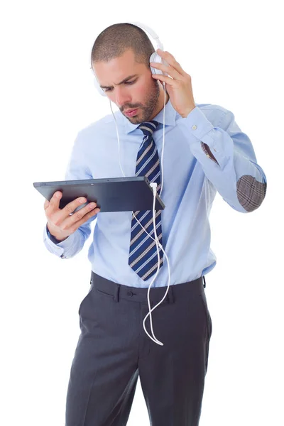 Jonge zakenman werkt met een tablet pc, geïsoleerd — Stockfoto