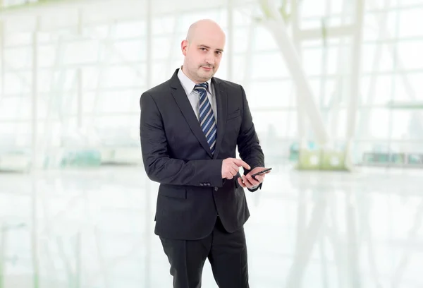 Business man working on the phone, at the office — стоковое фото