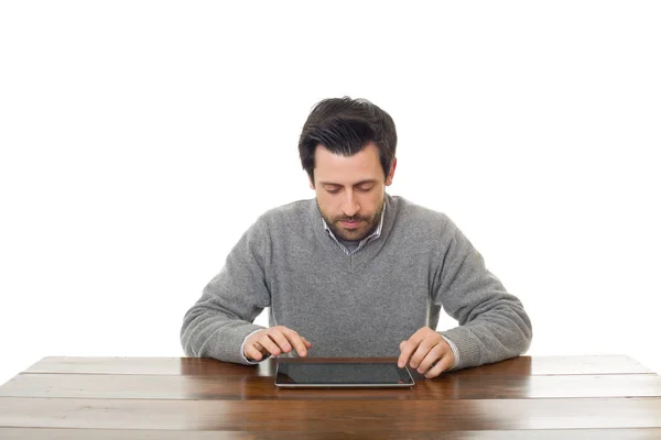 Mann auf einem Schreibtisch, der mit einem Tablet-PC arbeitet, isoliert — Stockfoto