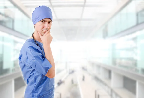 Manliga läkare tänker på sjukhuset — Stockfoto
