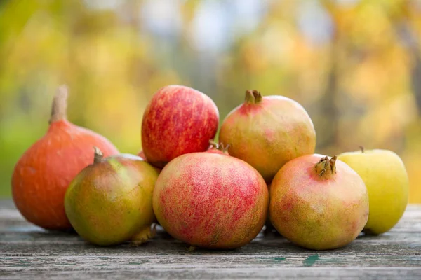 Svěží podzimní ovoce, na dřevěný stůl — Stock fotografie