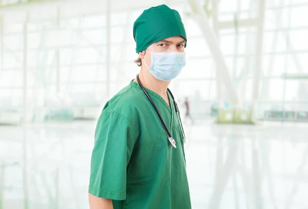 Feliz médico masculino en el hospital — Foto de Stock