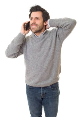 Genç casual mutlu adam telefonda izole