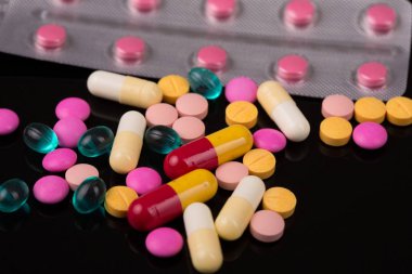 farklı tabletler haplar kapsül yığınları karışık terapi ilaçları