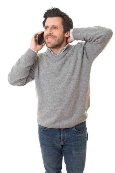 Jeune homme heureux occasionnel au téléphone, isolé — Photo