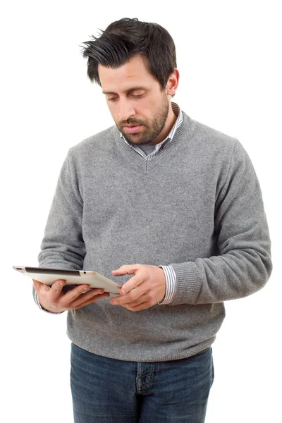 Случайный человек, смотрящий в свой планшетный компьютер, изолированный — стоковое фото