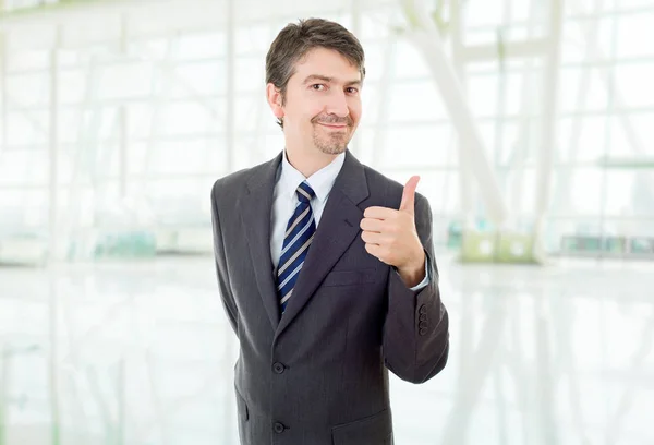Jovem homem de negócios indo polegar para cima, no escritório — Fotografia de Stock