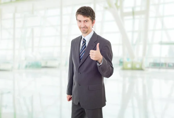 Junger Geschäftsmann geht Daumen hoch, im Büro — Stockfoto