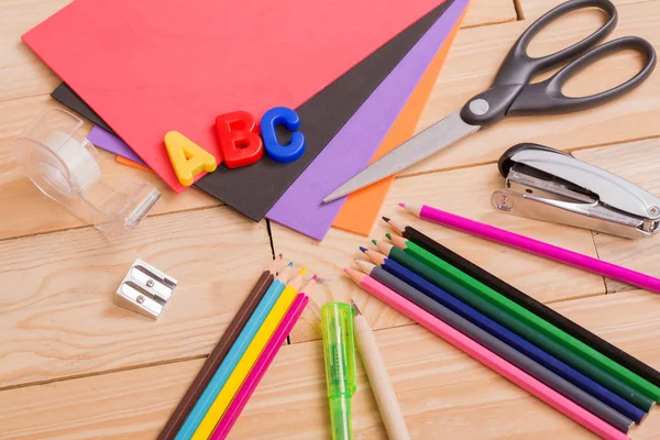 Mavi ahşap arka planda okul konseptine dönelim.