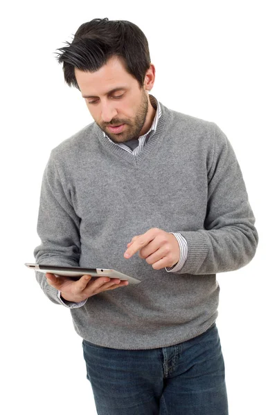 Homem casual olhando para o seu PC tablet, isolado — Fotografia de Stock