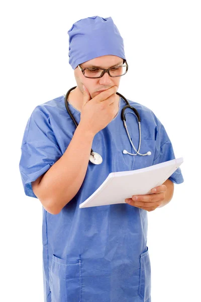 Médico do sexo masculino pensando com suas notas, isolado — Fotografia de Stock