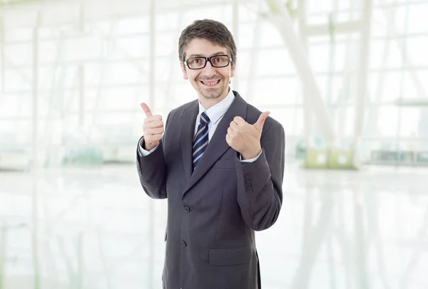 Biznes człowiek idąc kciuki w górę, w urzędzie — Zdjęcie stockowe