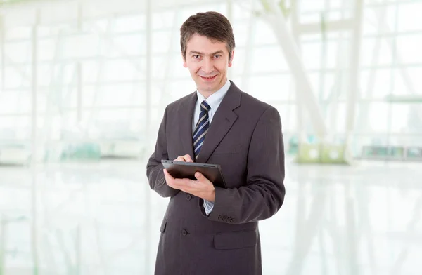 Geschäftsmann mit Touchpad des Tablet-PCs im Büro — Stockfoto