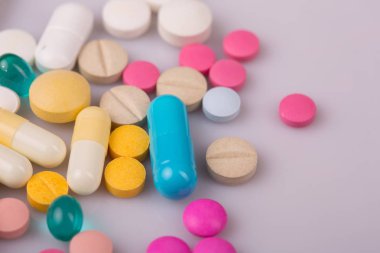 farklı tabletler haplar kapsül yığınları karışık terapi ilaçları