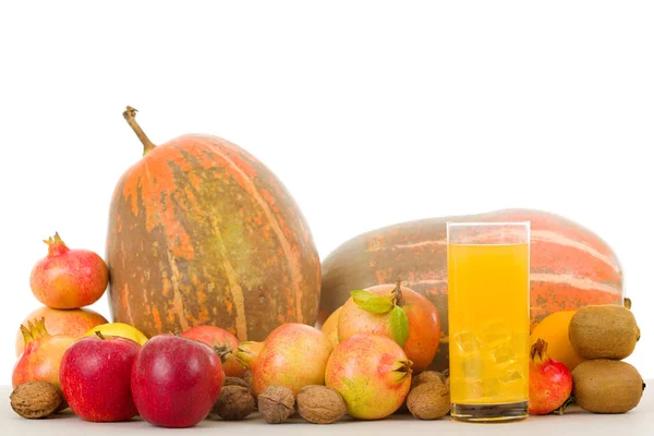 Herfst natuur vruchten concept. Herfst fruit op een witte achtergrond — Stockfoto