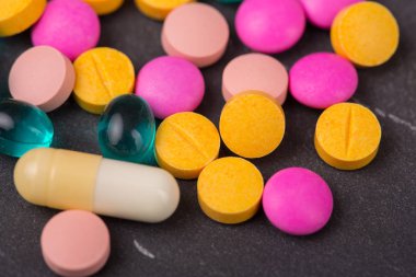 farklı tabletler haplar kapsül yığınları karışık terapi ilaçları