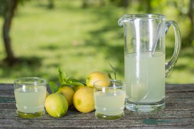 ahşap bir masa, sonbahar seti, açık üzerinde limon suyu