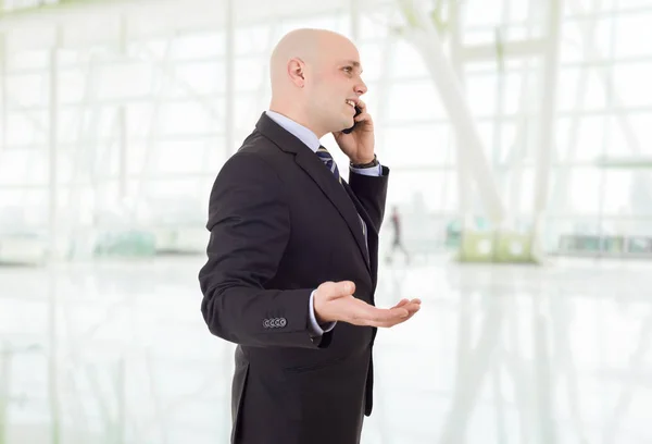 Gelukkige zakenman aan de telefoon, op kantoor — Stockfoto