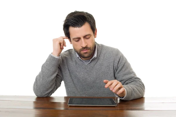 Hombre en un escritorio trabajando con una tableta PC, aislado —  Fotos de Stock