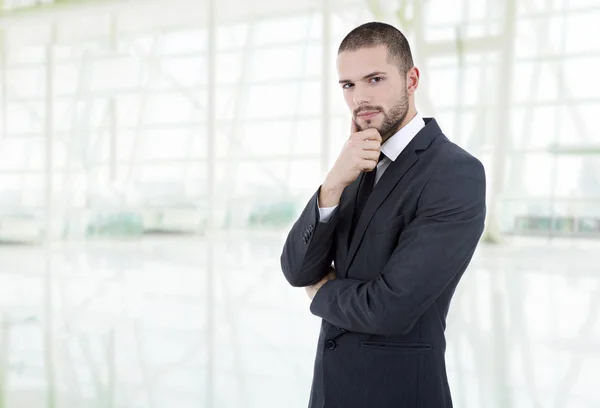 Joven hombre de negocios pensando en la oficina — Foto de Stock