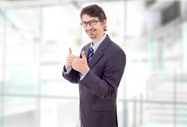 Feliz hombre de negocios va pulgar hacia arriba, en la oficina —  Fotos de Stock