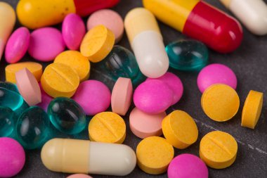 farklı tabletler haplar kapsül yığınları karışık terapi ilaçları