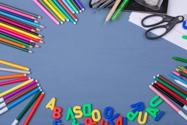 Mavi ahşap arka planda okul konseptine dönelim.