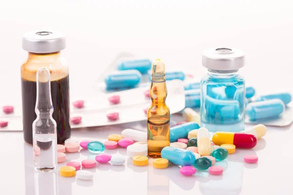 Píldoras diferentes tabletas cápsulas montón mezcla medicamentos de terapia —  Fotos de Stock