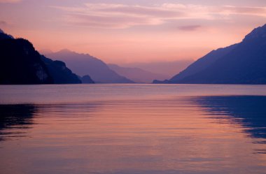 İsviçre, Brienz 'de gün batımında İsviçre Gölü