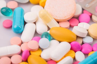 farklı tabletler haplar kapsül yığınları karışık terapi ilaçları