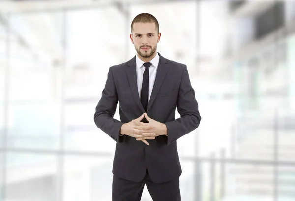 Porträt eines jungen Geschäftsmannes im Büro — Stockfoto