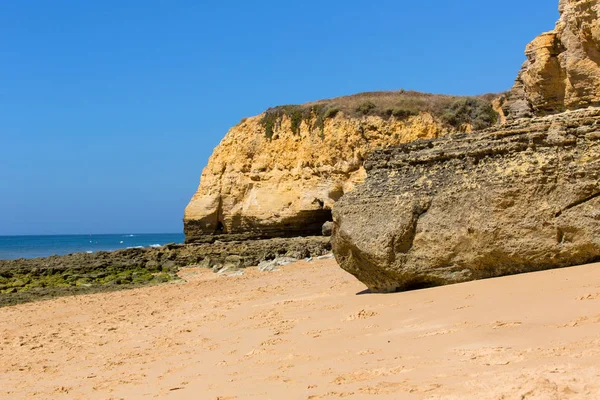 Plaja frumoasa la Albufeira, Algarve, la sud de portugal — Fotografie, imagine de stoc