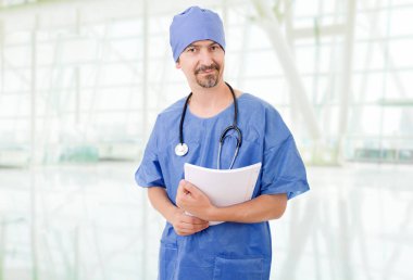 Hastanede mutlu bir erkek doktor.