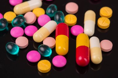 farklı tabletler haplar kapsül yığınları karışık terapi ilaçları